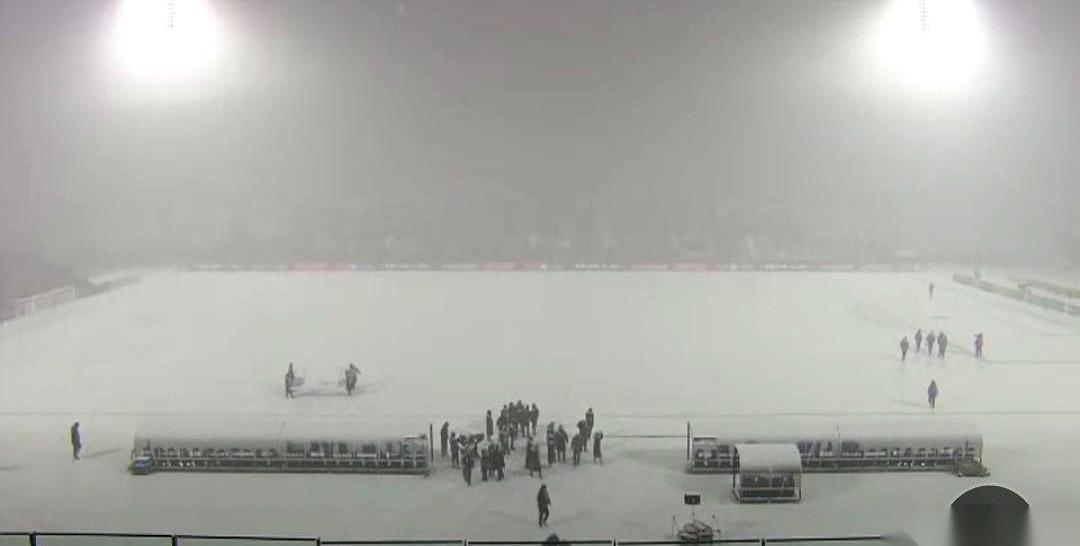 刷到一张图，给我看傻了。一片白，啥也不是。说是足球场，我差点以为是哪个新开的滑