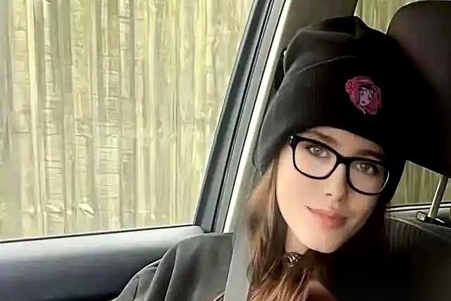 英国一个叫杰克的老爸，晚上10点推开家门。屋里很静，他走向女儿的卧室，看见19