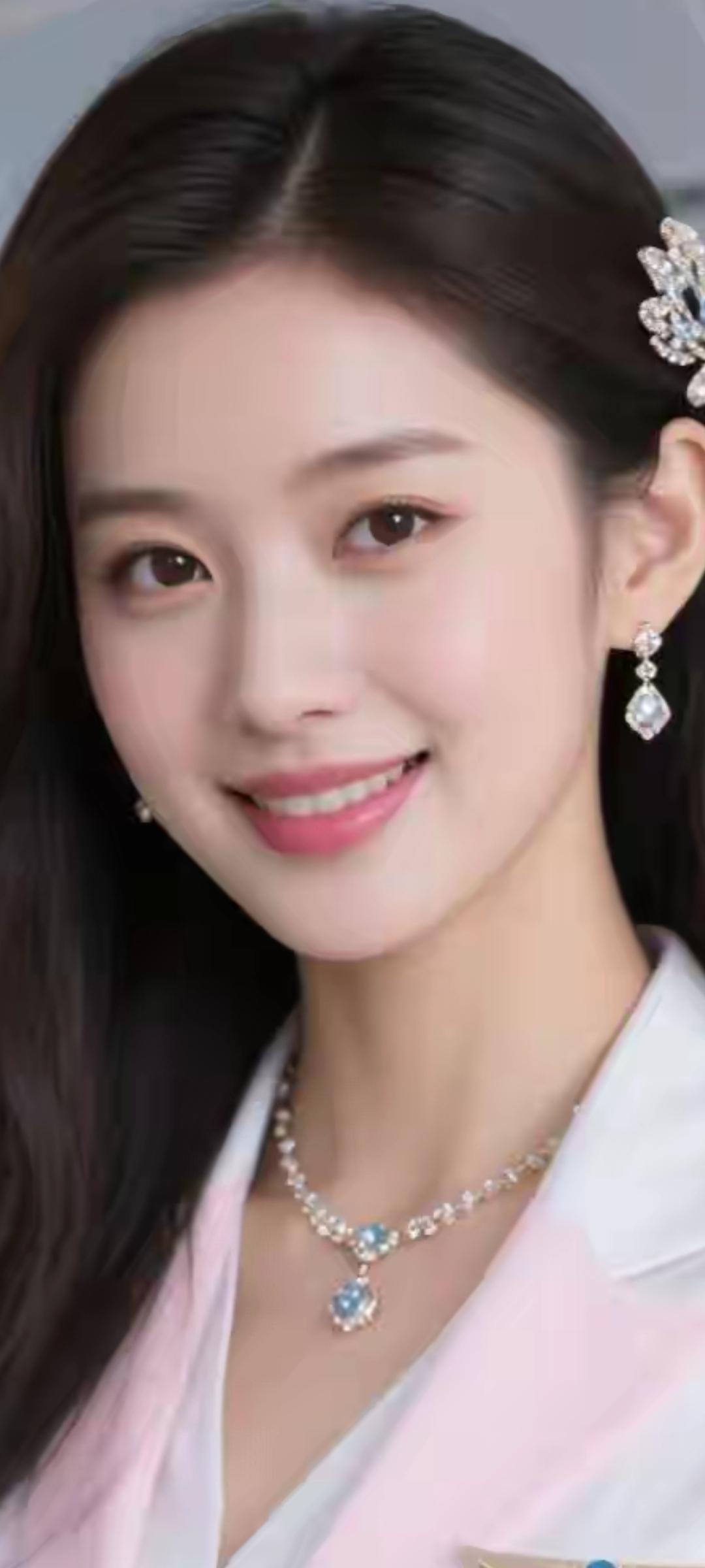 这位美女戴着漂亮的首饰，微笑得很迷人。