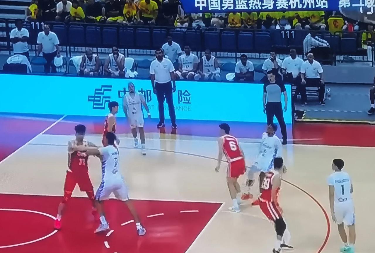 今天中国男篮终于迎来了第2个热身赛对手波黑队，据说这个队也是有大量的国家队成员，