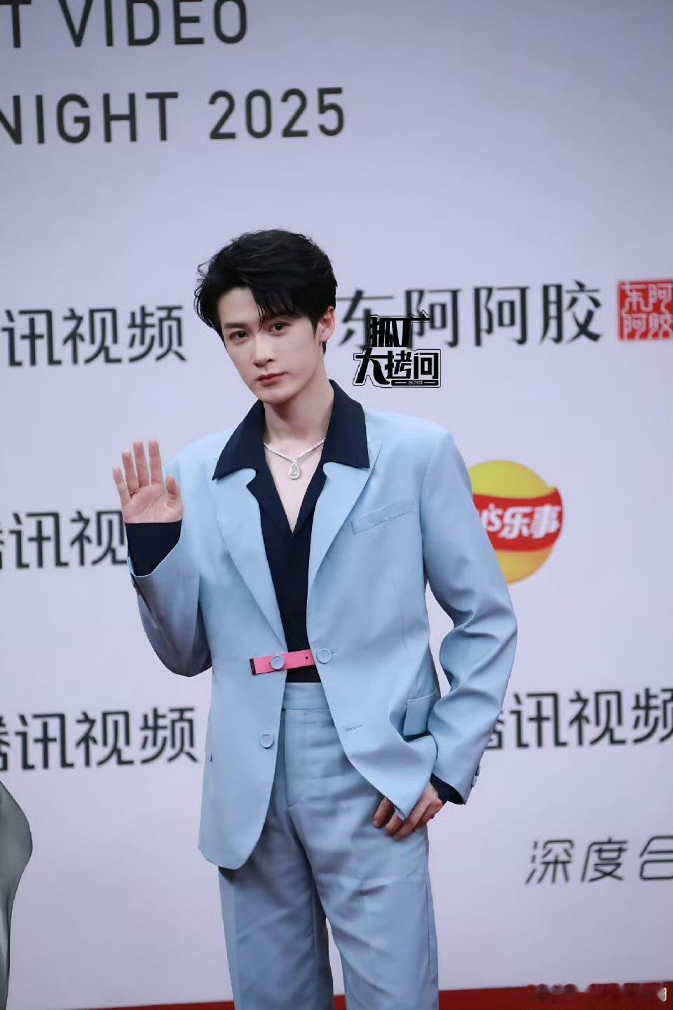 檀健次完全是浪漫诗人来的不被定义的人生，不浮躁的初心，小金鱼藏满温柔，浪漫诗人