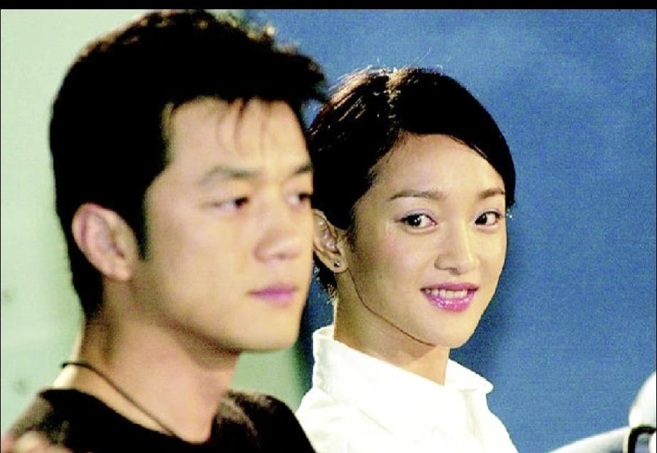 周迅有一双灵动的大眼睛。她看李亚鹏的眼神在拉丝，李亚鹏回应的笑容好幸福；周