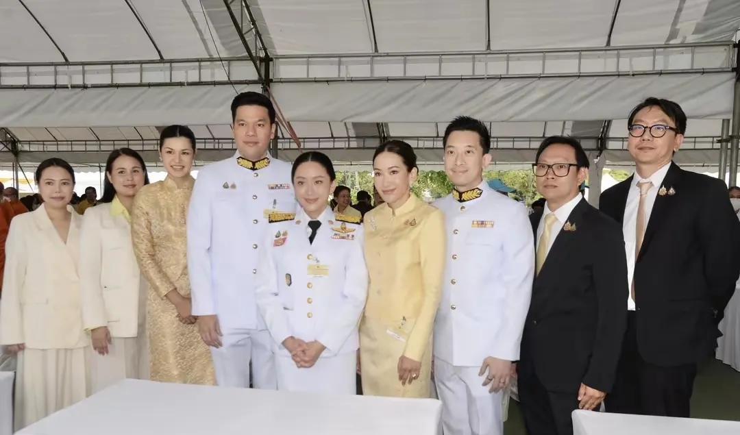 泰国内阁成员在曼谷皇家田广场出席仪式，向拉玛十世国王陛下表达生日敬意。活动中，