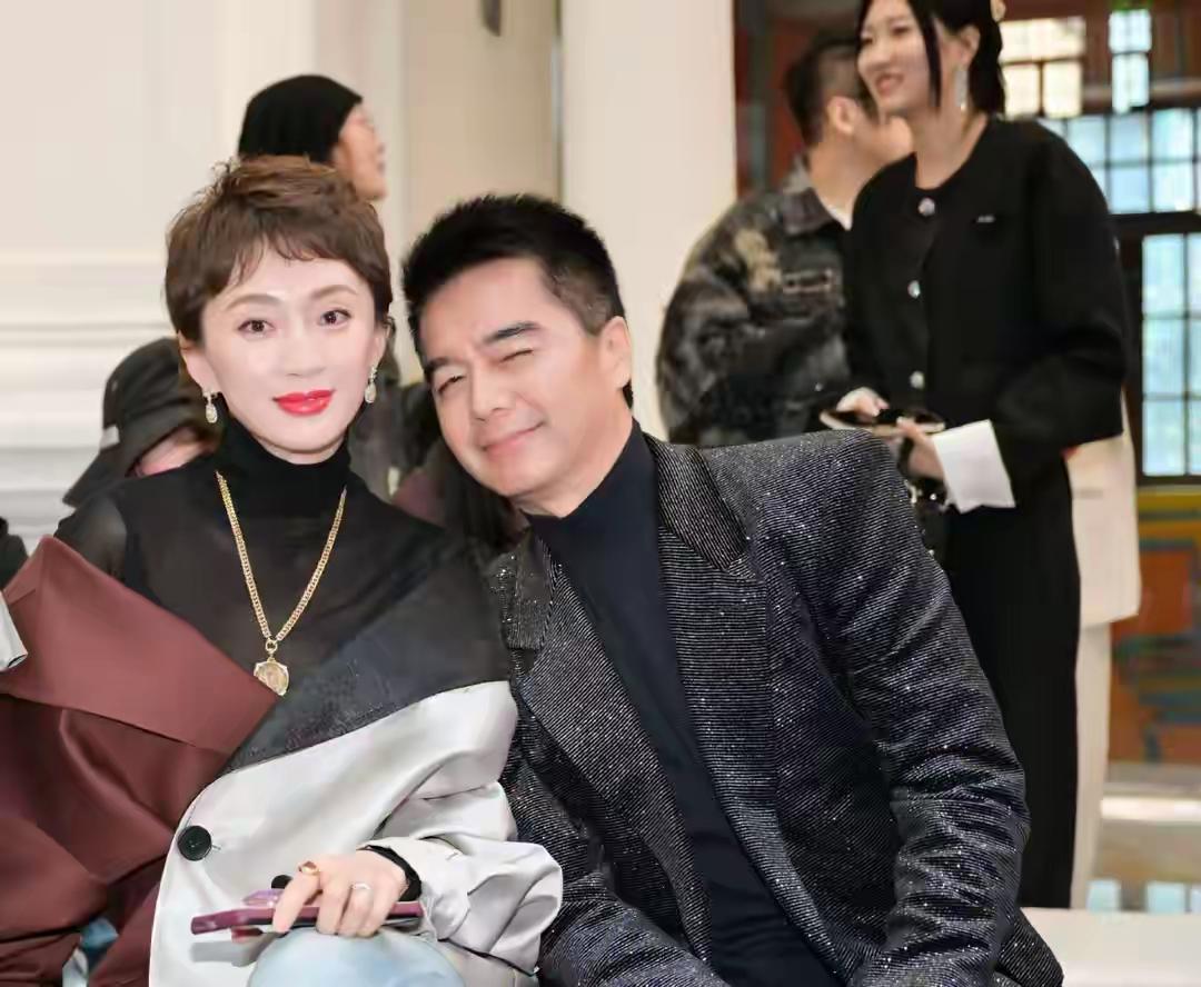 许亚军结了四次婚，何晴只结过一次婚。古代男人会三妻四妾，而那会的女人死了老公也能