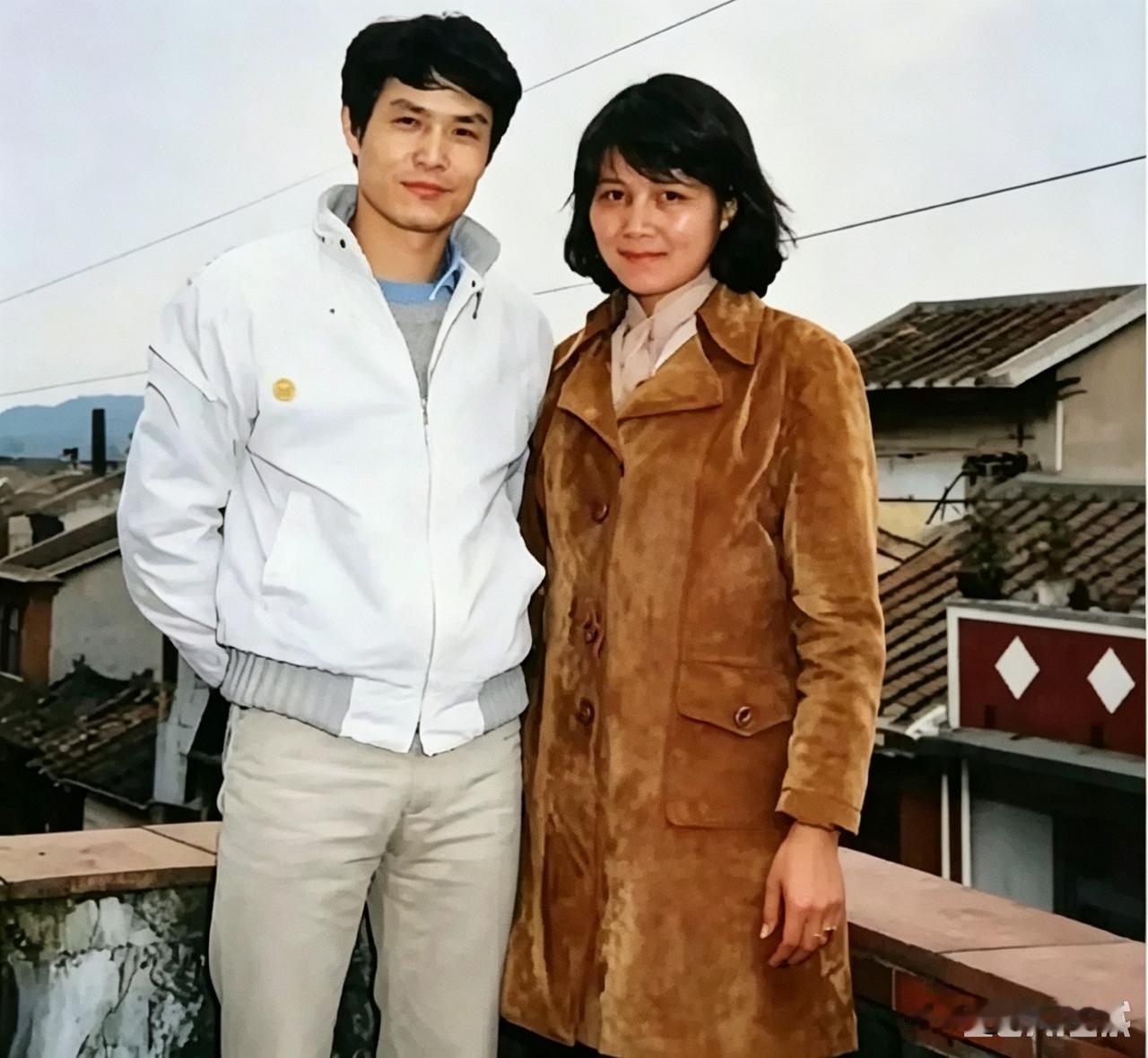 八十年代，陈忠和与运动员王莉莉结婚。她默默支持他排球事业，两人常年分居。后来她出