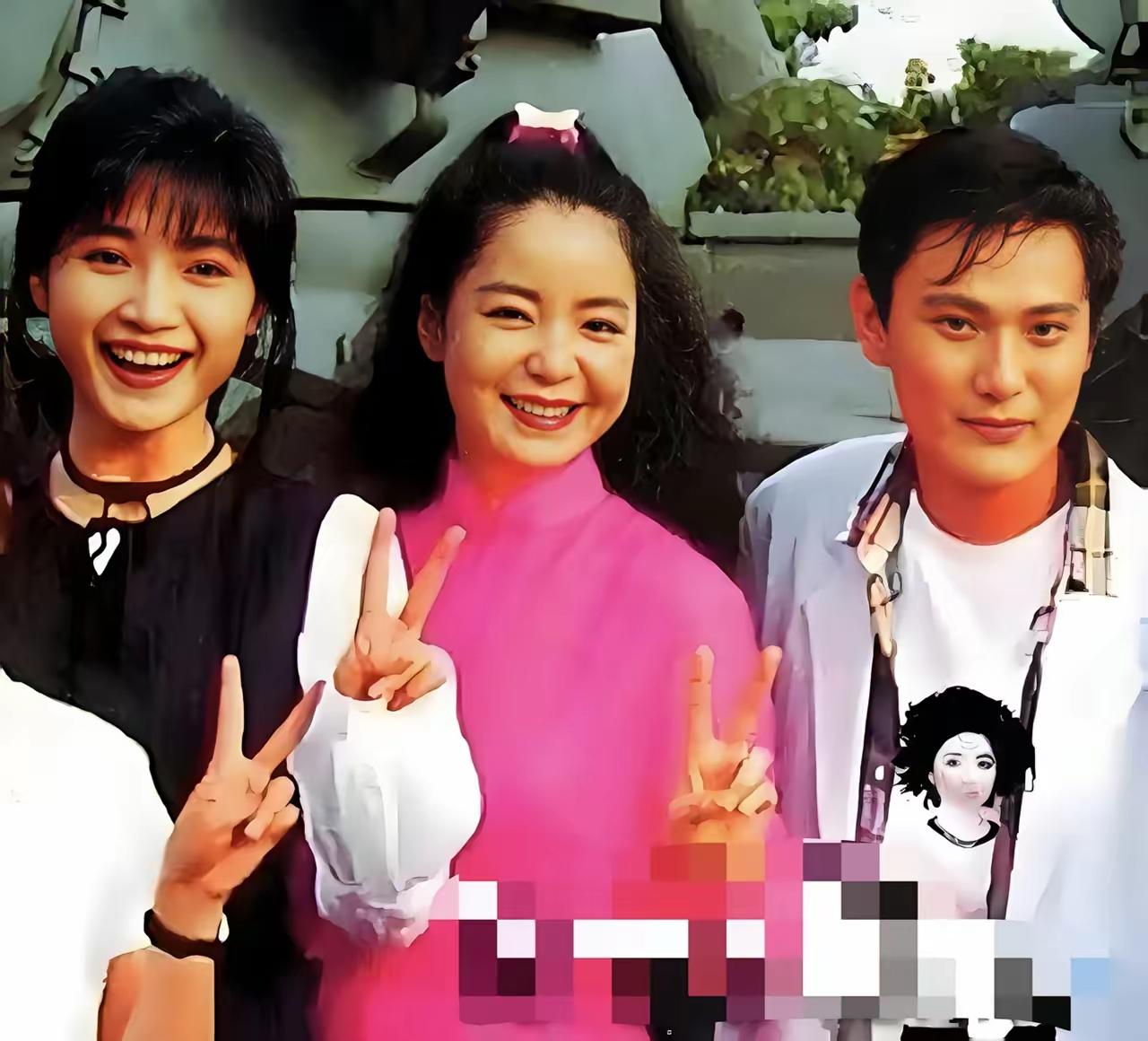 一张老照片：我只认出了身穿粉色上衣、笑容灿烂的''甜歌皇后''邓丽君与疏眉朗目的