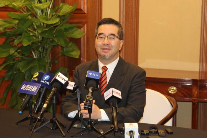 萧旭岑这话说得，好像他手里还有“王牌”一样！他前脚刚说完“不接受香港模式”，后脚