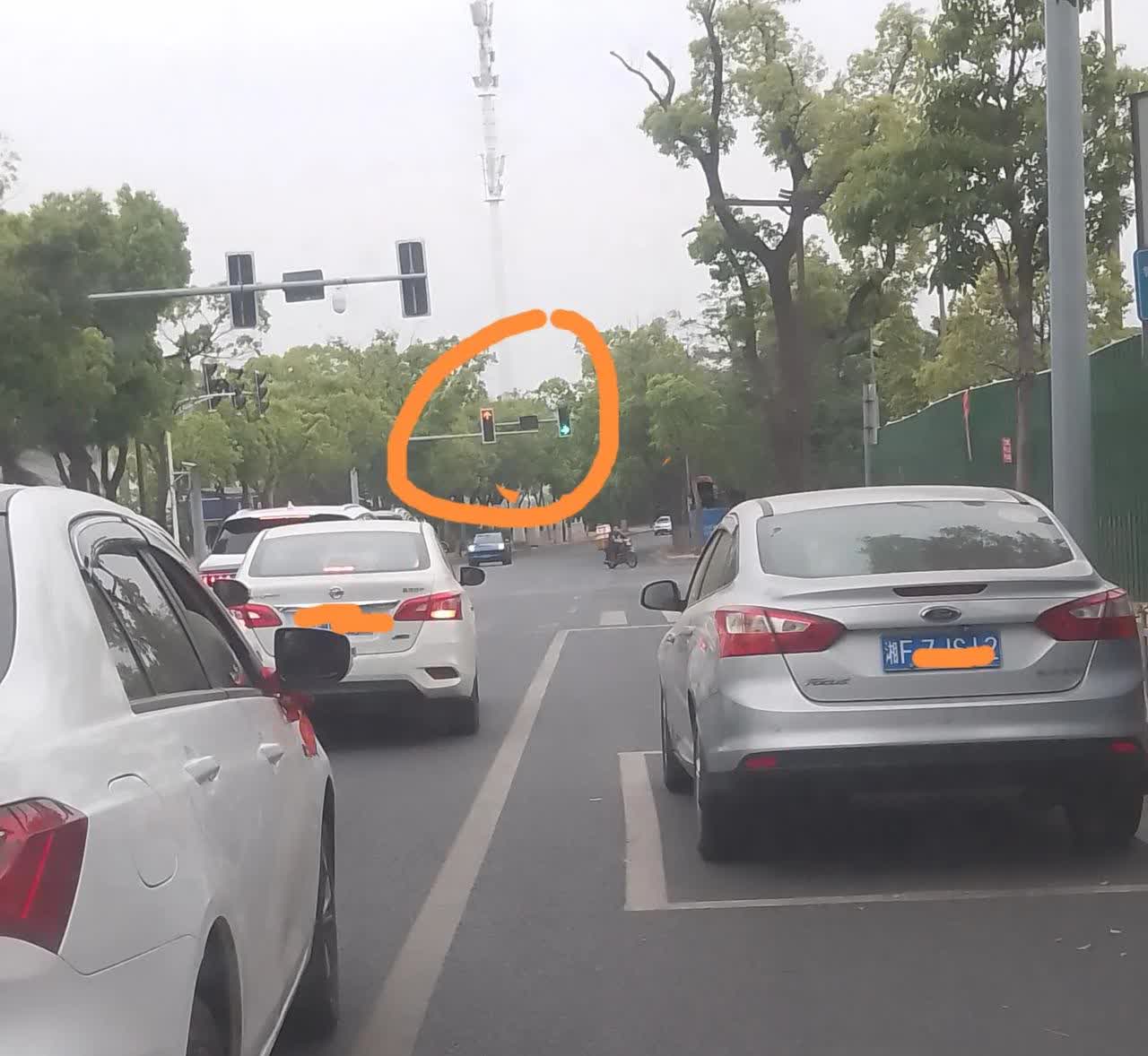 突发！岳阳道路突发状况！早上上班时，经过这个红绿灯路口，突然就不知道该如何走