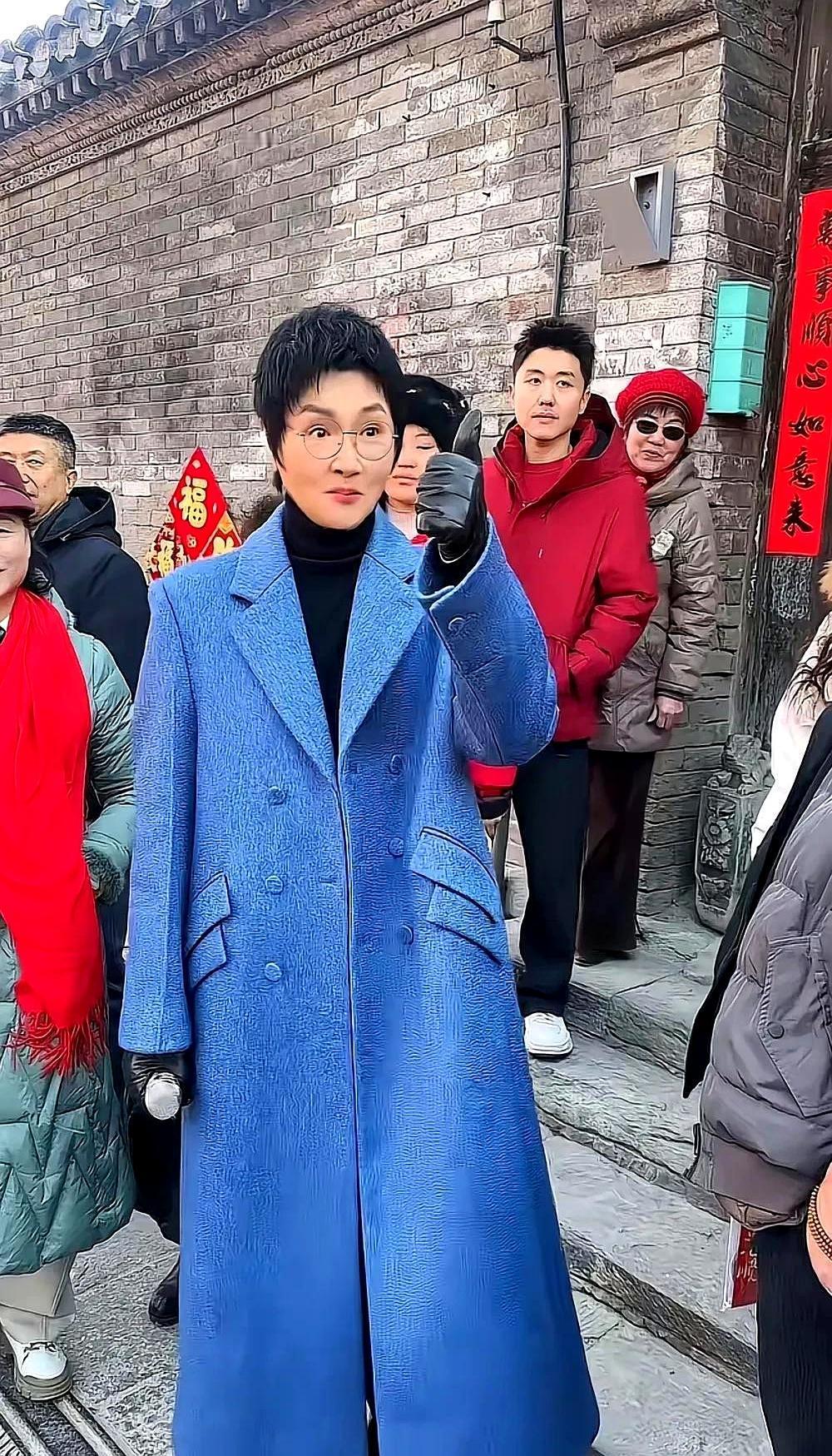 胡同里被拍到时，路人脱口而出：“这大姨谁啊？”镜头拉近，全网沉默了。那是孙