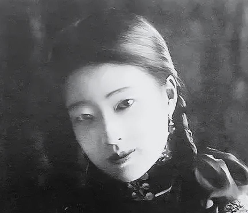 1906年，张作霖路过一穷山村，偶遇一位农家女，只见女子挑着两个水桶缓步向前走着