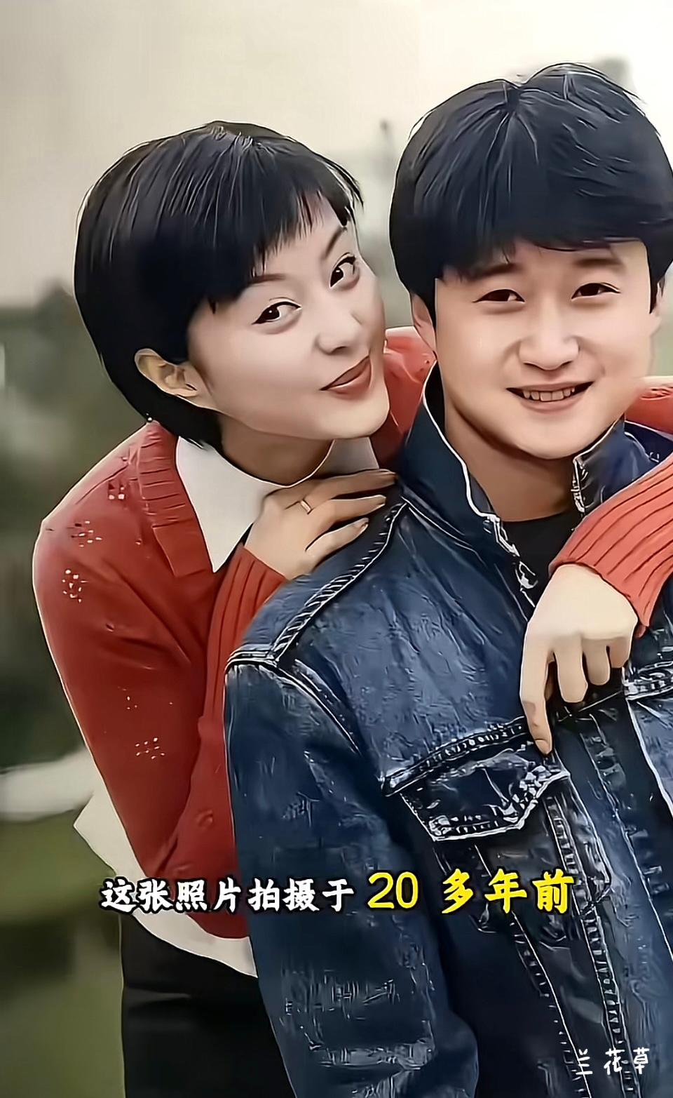 那时候的他们多么年轻，甚至还带着婴儿肥。青涩的笑容，青春的记忆。能认出他们是谁