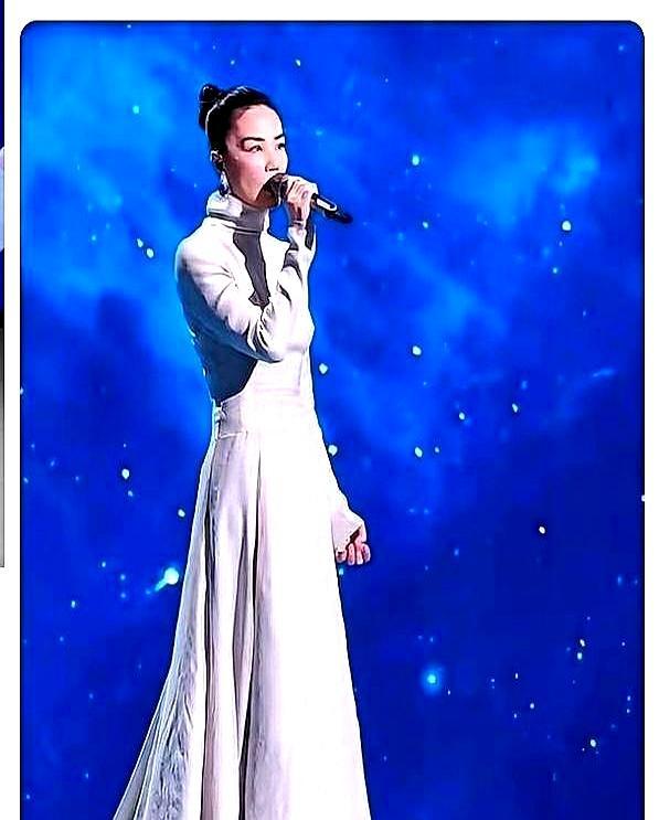 56岁的王菲，在春晚亿万镜头下，手却在腿边不停地摩挲。镜头拉近，她声音空灵