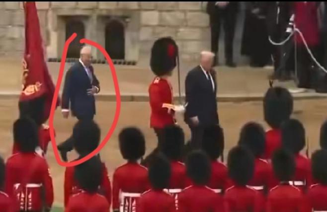 笑死我了，英国的查尔斯国王三世成了跟班，9月17日，特朗普总统到英国访问，为了展