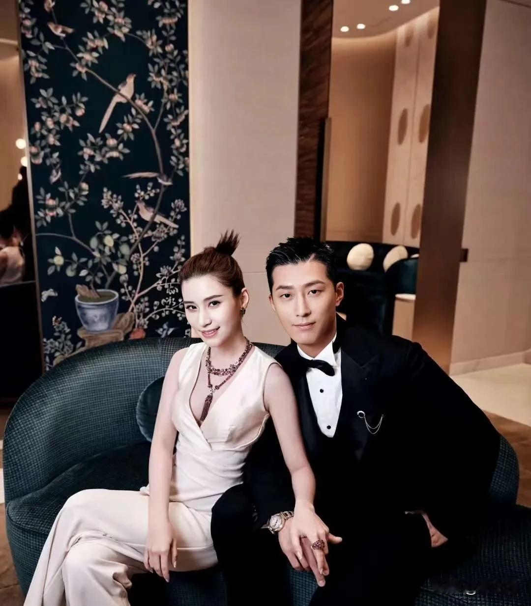 窦骁与何超莲这一对夫妻真的是很莫名其妙，因为他们俩谈恋爱的时候，那宣传通稿一波一