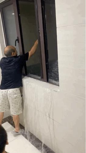 鱼：这次换我在缸外面看你了