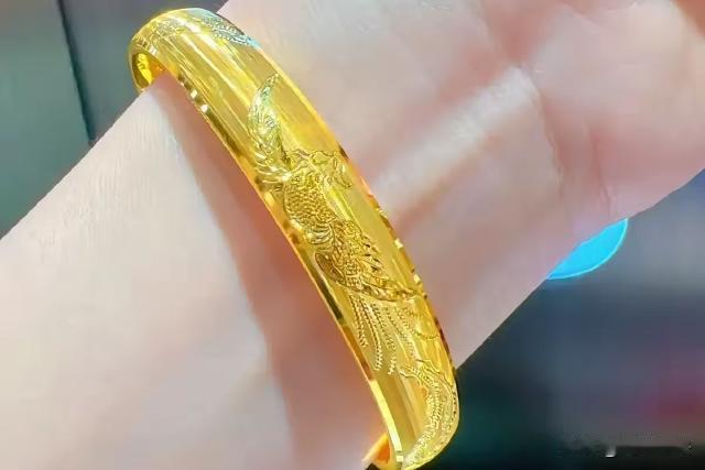 辽宁锦州，女子打牌时认识了一个大她18岁的男子，对方自称离异，给女子买了一个25