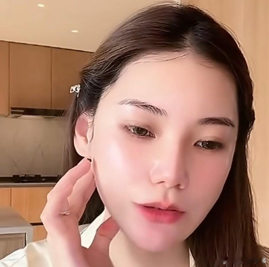 4月13日凌晨的那场直播，彻底撕开了马筱梅回北京后的体面。屏幕前的她顶着产后尚未