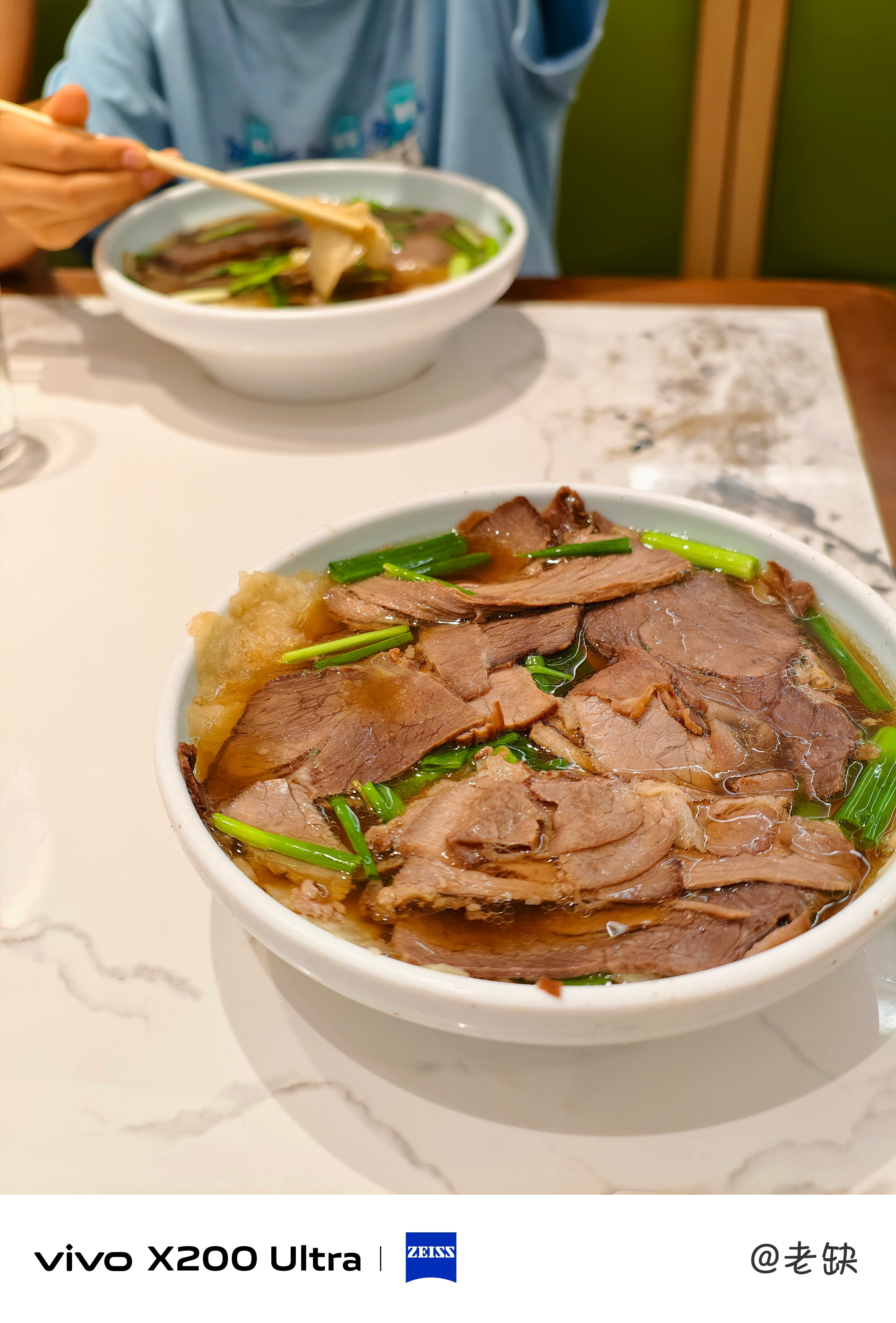 这家的牛肉罩饼比较一般：牛肉略硬，汤的味道不够厚​​​