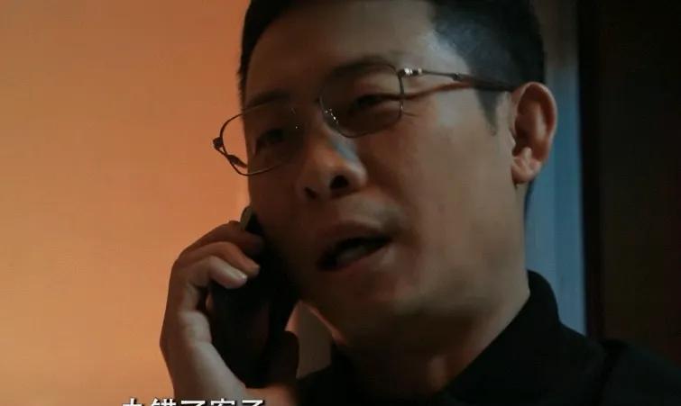 《以法之名》，洪亮从乔振兴生前的资料里查到两个线索，一是乔振兴给一个外卖员公小智