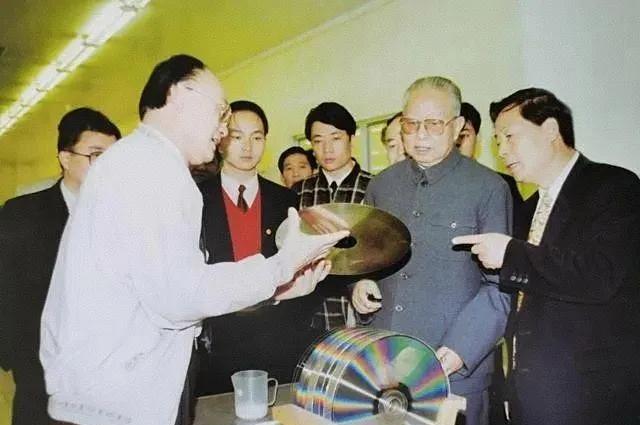 1995年12月，华国锋来到深圳特区，参观了声名远扬的先科激光公司。彼时的先科激