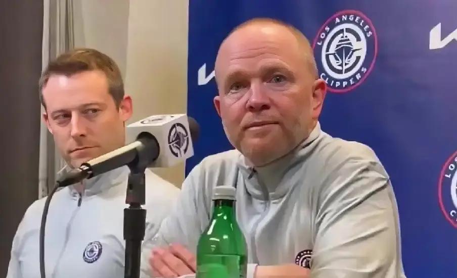 八年前快船承诺退役他的3号球衣，今天他在勇士替补席上传出第6.8次助攻。保罗3