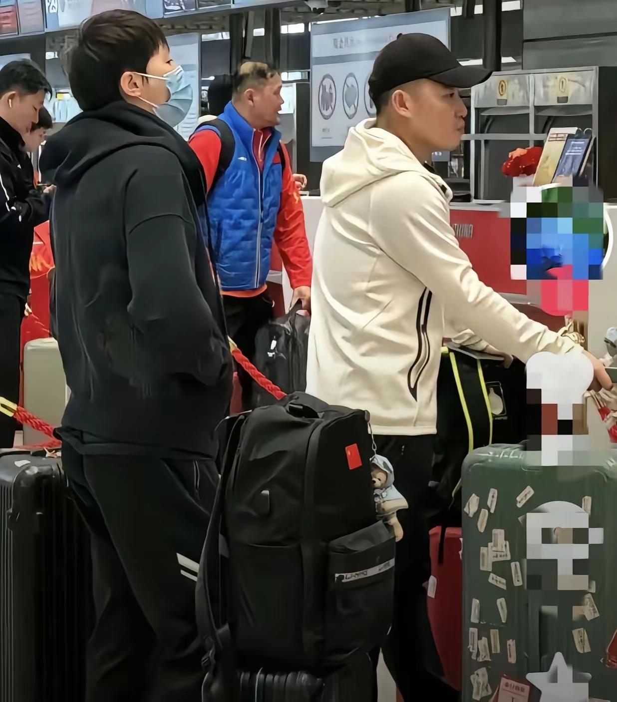 任浩陪着曼昱，真好！之前曼昱出国比赛，鲜少看到有教练陪同，在中国大满贯时，看到