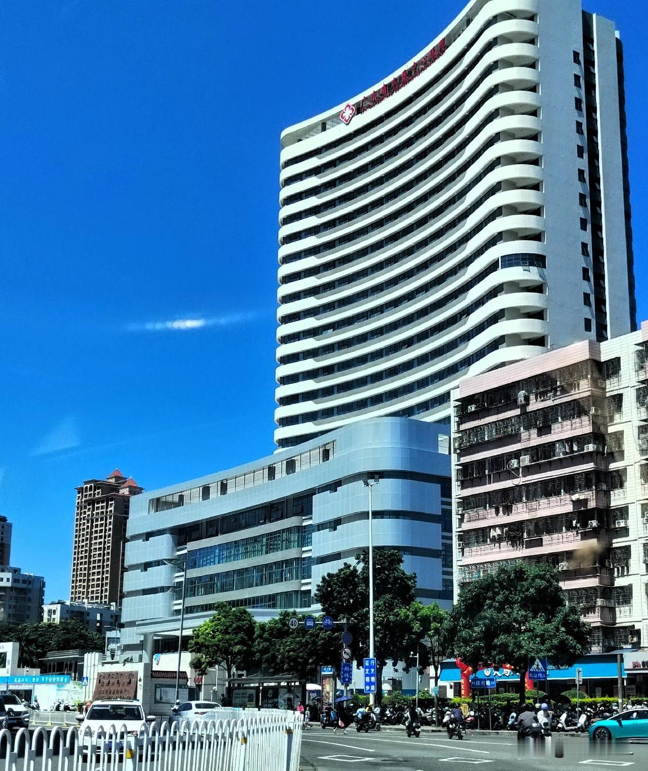 广东农垦中心医院的综合门诊大楼已经建成正在进行内部装修，估计很快可以投入使用，这