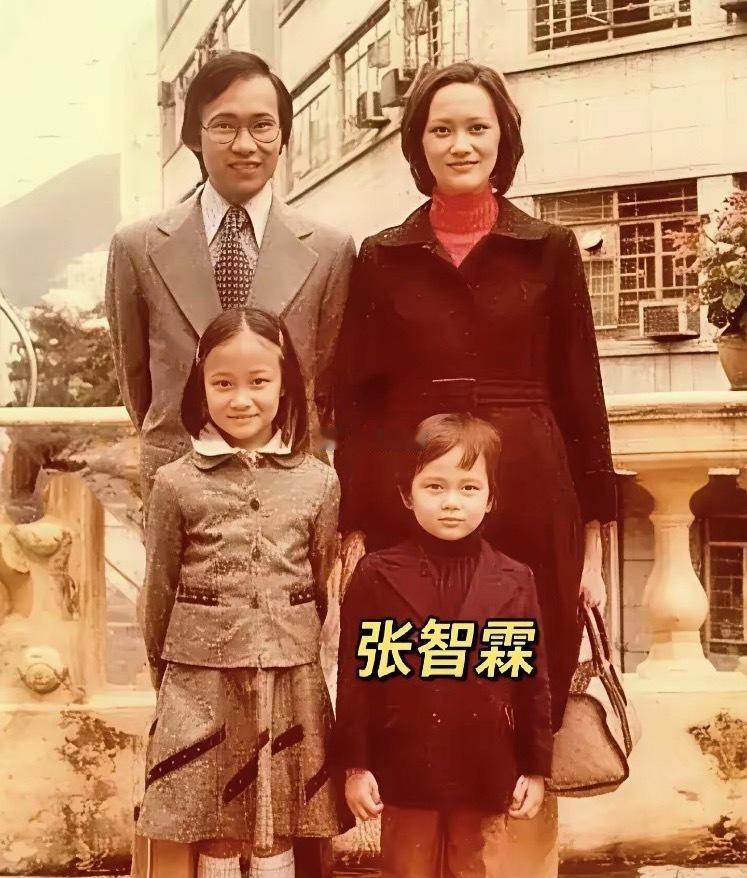 张智霖的母亲曹珍妮，曾是1962年“工展小姐”选美冠军，如今虽已年过七旬，却依然