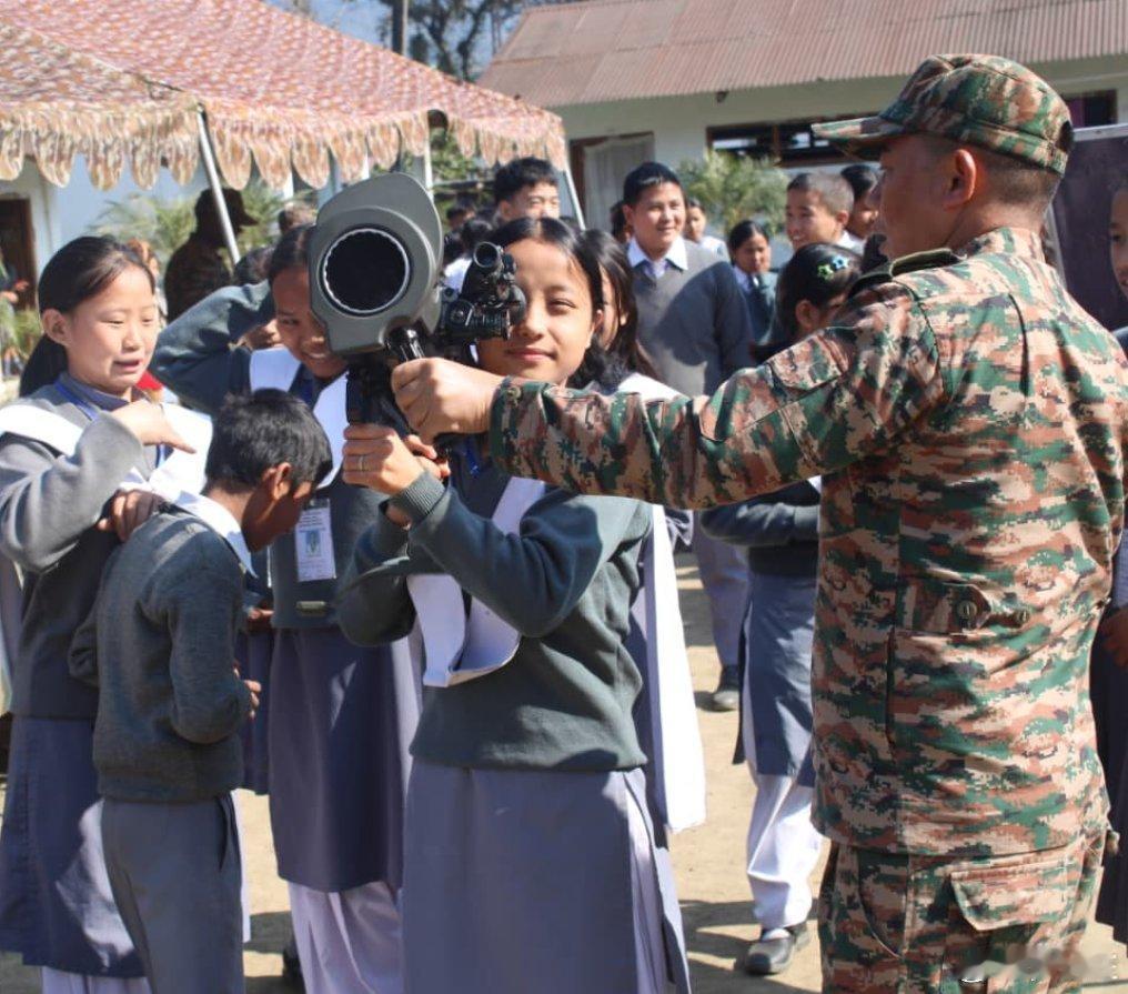 1月19日印度占领军在藏南西思昂地区的阿洛镇政府中学举行了“武器展示”活动。驻于