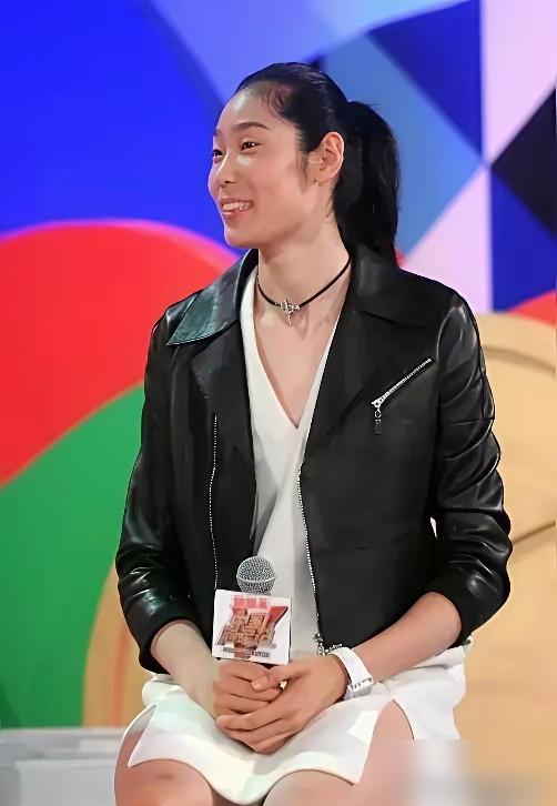 朱婷去泰国吃顿饭，竟险些被中国女排女婿当场挖角？中国女排前队长冯坤，带着泰国