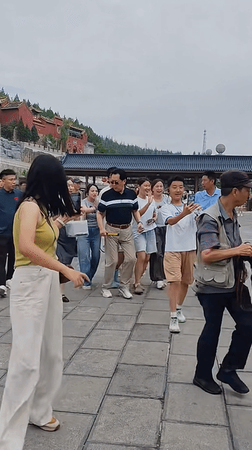 唐国强老师真是好脾气啊！有一位女粉丝紧追唐国强，一不小心就踩掉了唐老师的鞋子，