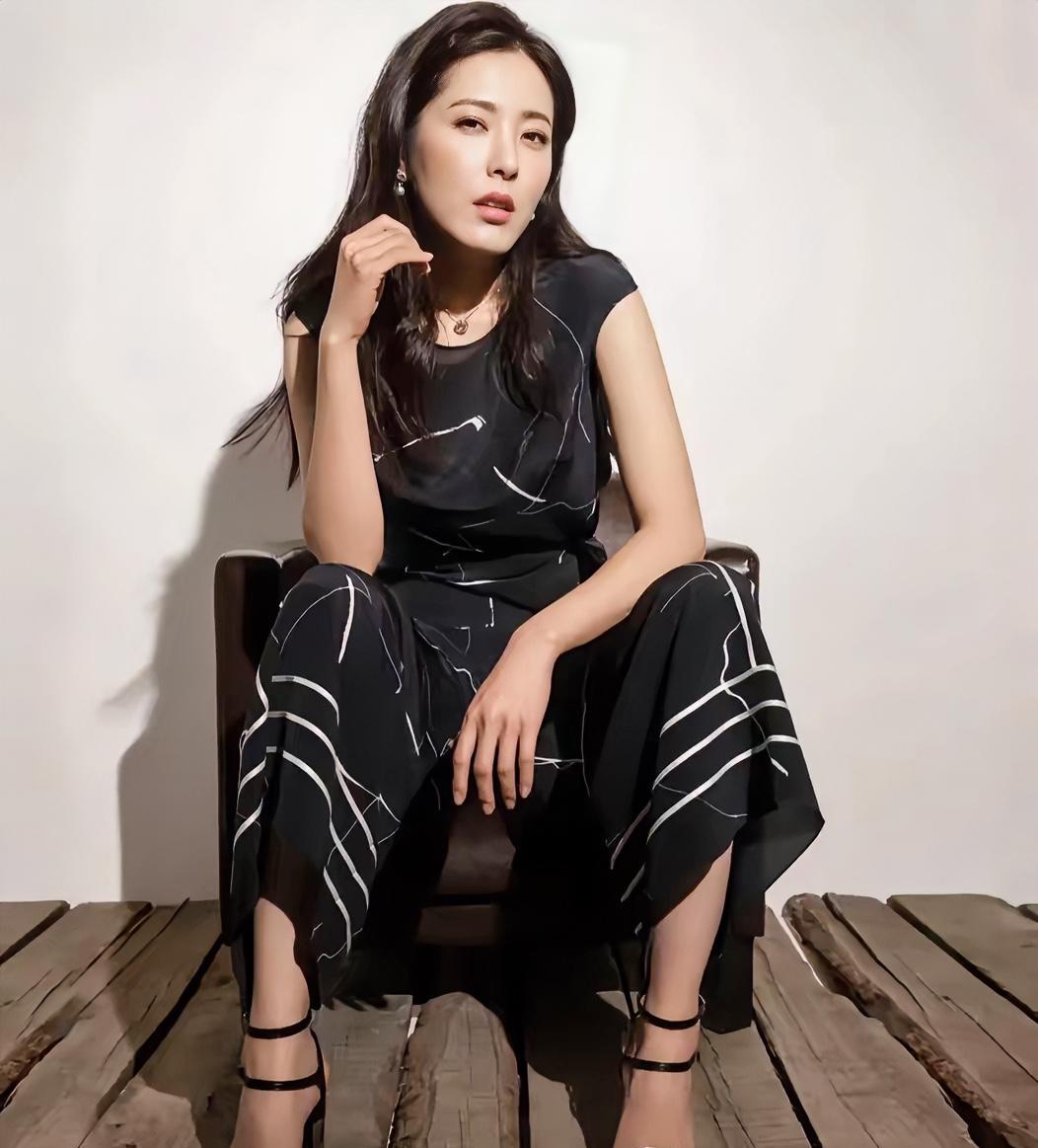 曾黎，170cm，眼神里充满了期待，看着好美，特别是那双脚，你们看看是不是呢！