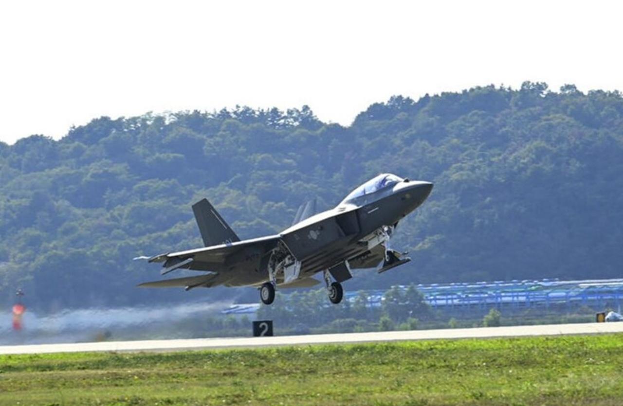 【韩国国产战机KF‑21量产首架交付空军，计划2030年代初期引进超100架。】