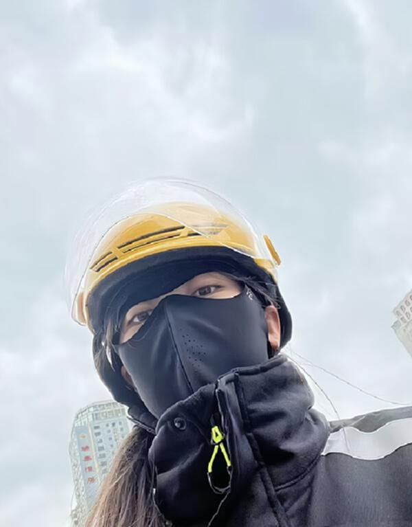 周六傍晚，我在小区门口遇到正忙着送餐的张阿姨。她原本是位全职妈妈，孩子上大学后，