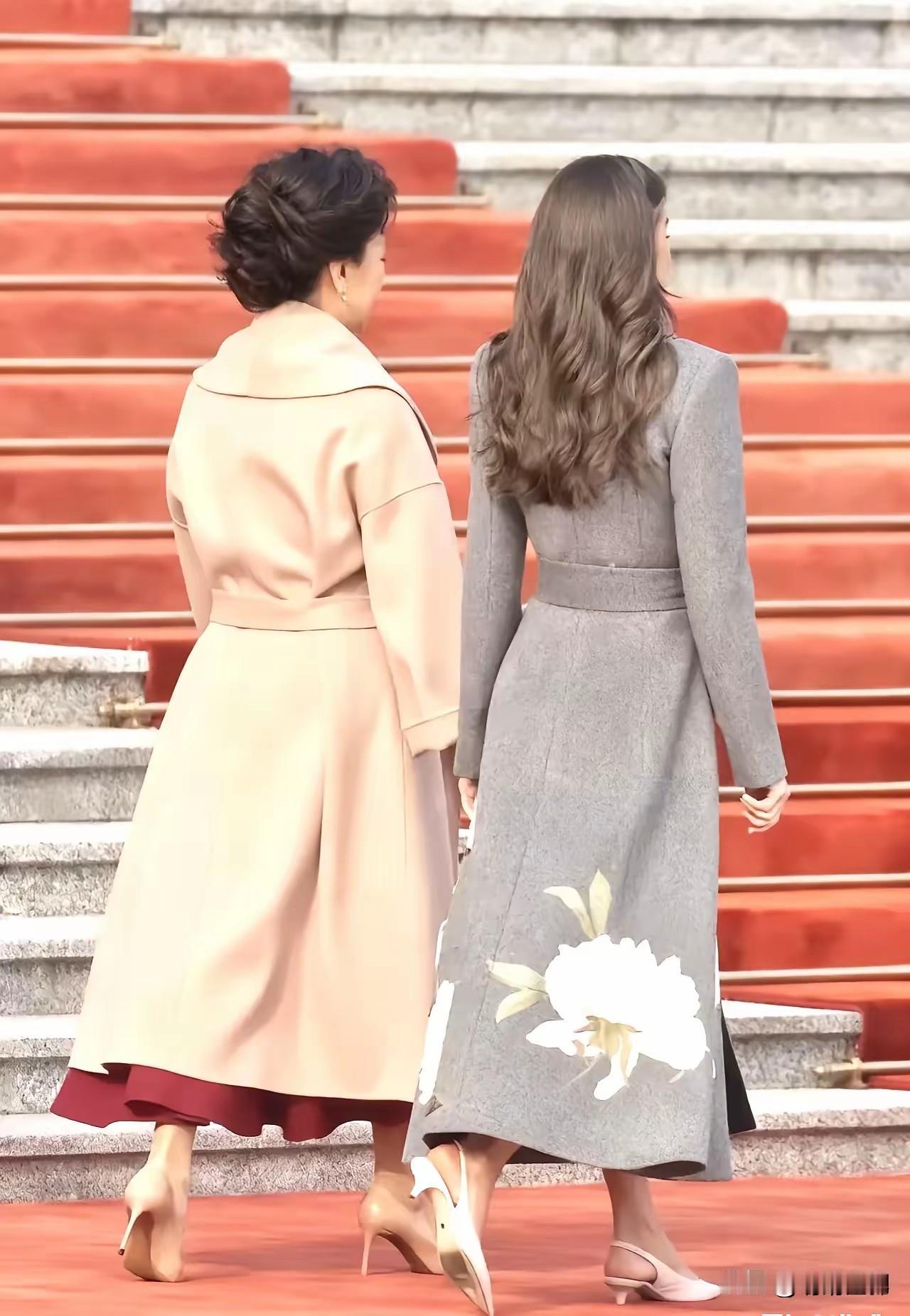 西班牙王后访华红毯照，被夸成“礼仪穿搭教科书”，满屏都是“国色天香、端庄大气”的