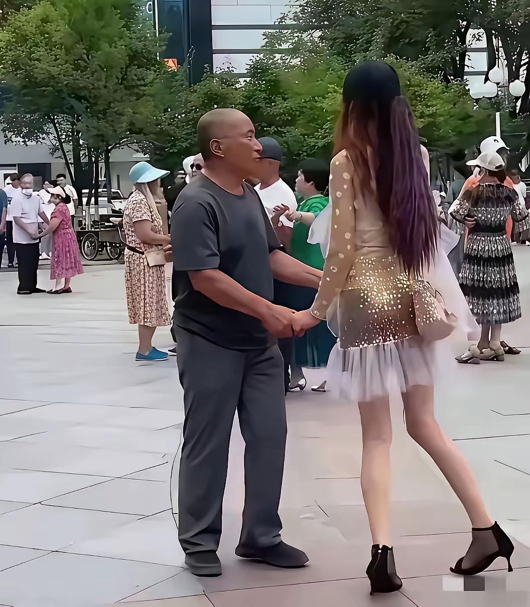 本以为是大叔攀高枝，有魅力，再看看正面……后面看馋死个人啊[爱心]前面看吓死