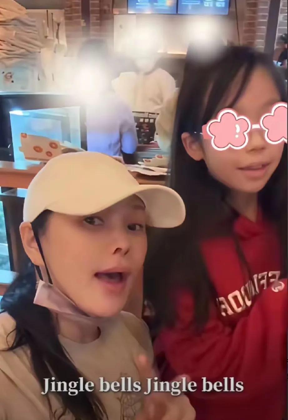 家人们谁懂啊！伊能静晒出的一家三口过圣诞的画面，简直甜到齁！秦昊私下竟和大多数爸