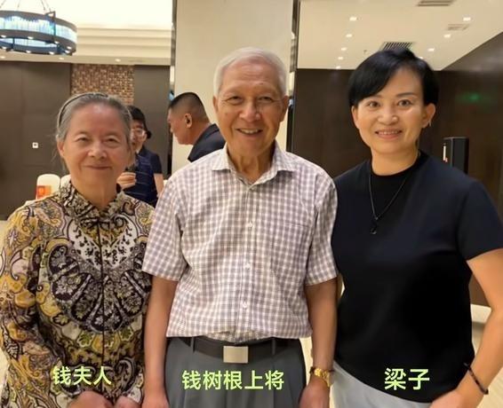 47军军长钱树根来到139师驻地华阴市视察，工作结束后，他穿常服去逛华山，在华山