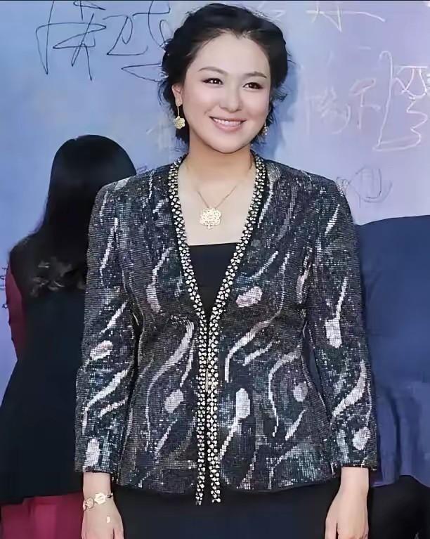 这样的长相和身材，才是所有男人们都想娶回家的魅力女神。虽然身材看着像大妈的样子，