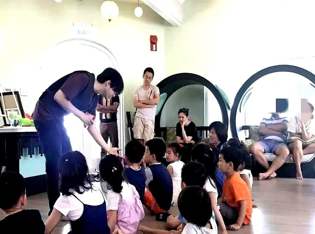 同样都是带孩子外出，具俊晔和大S就坐得可近了，跟老夫老妻似的，男的年纪不小，女的