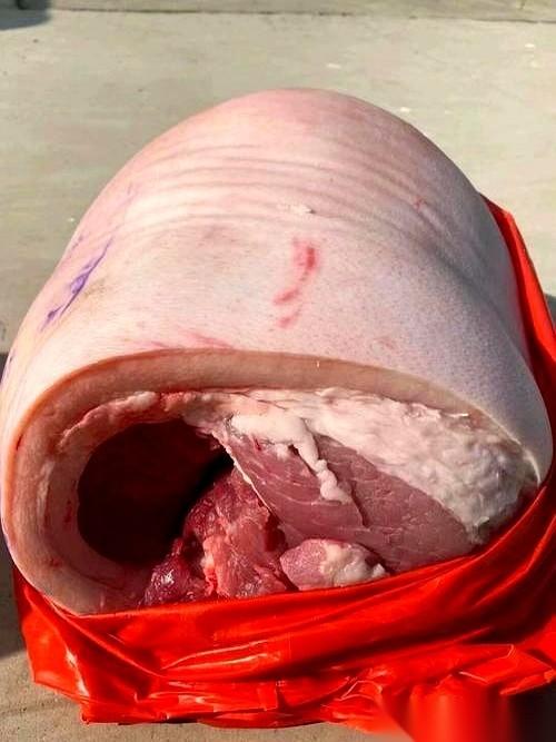 5万块钱，借了5年。今天表哥来还钱，还拎了三十多斤自家养的土猪肉。那肉，一看