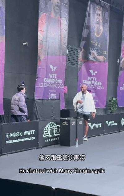 3.9日，王楚钦和阿鲁纳聊天，王楚钦笑了，另外还有莎莎的训练镜头，王楚钦和阿