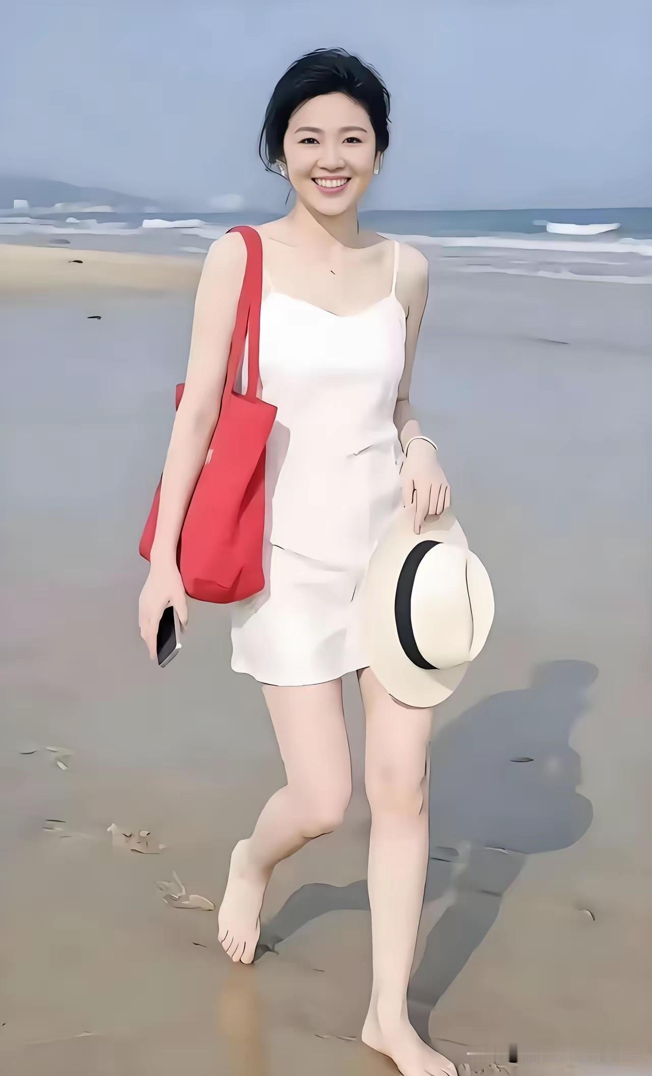 英拉在海边漫步的照片，拍的挺好，难怪当年奥巴马都喜欢和英拉谈国事。如果当年没有