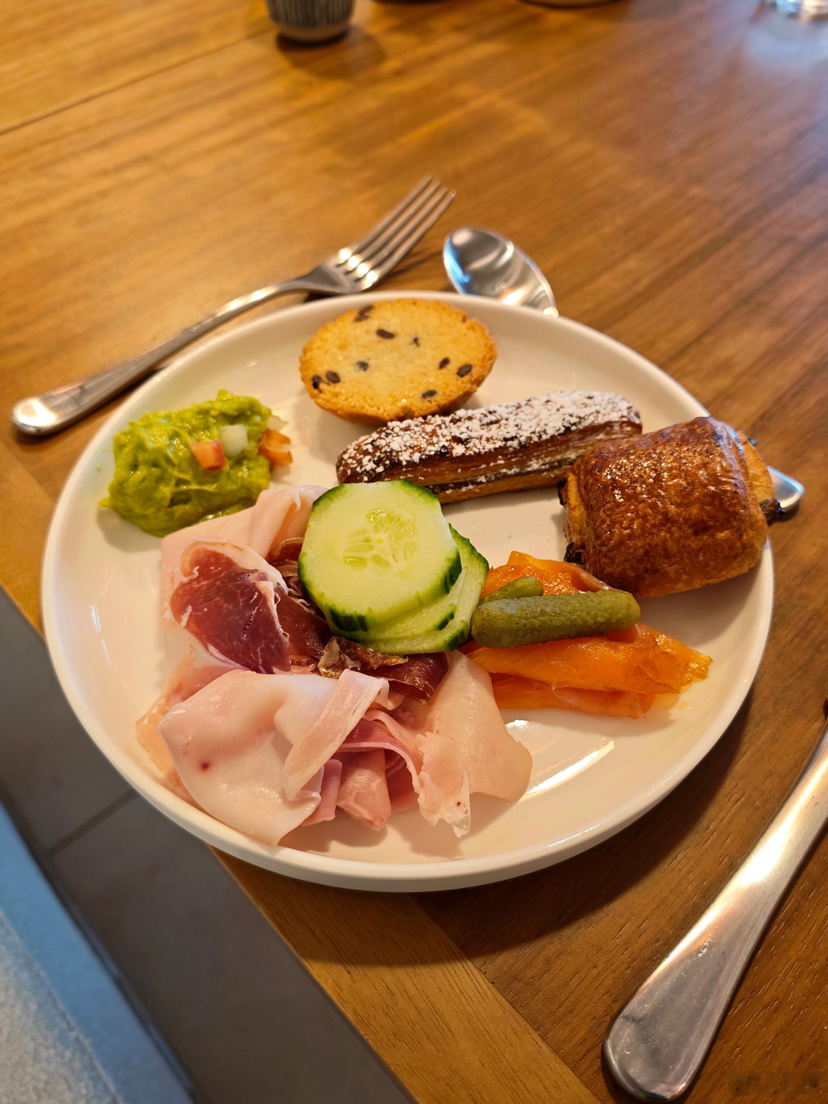 得是多热爱生活的人，才能把这么难吃的早餐摆的这么好看？（不是我。）西班牙