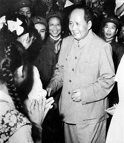 1949年毛主席在北京街头，意外碰到老鸨正在逼迫一个少女做娼妓，毛主席出面阻止，