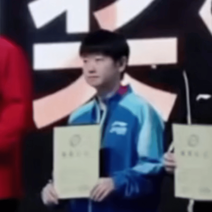 穿校服的~孙颖莎，莎莎你这是去领“最佳校服穿搭”奖了吗？