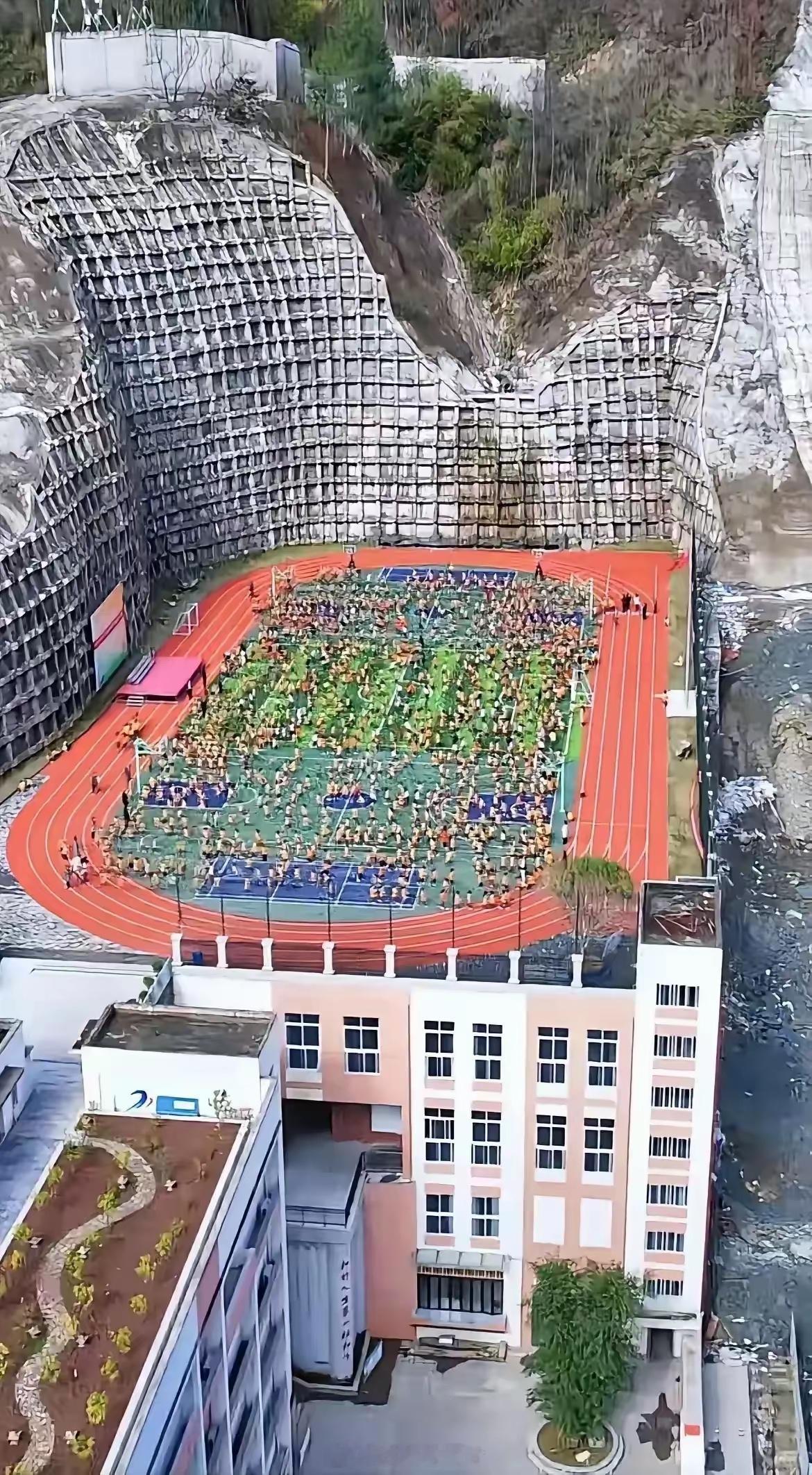 重庆，某地的一座小学操场。