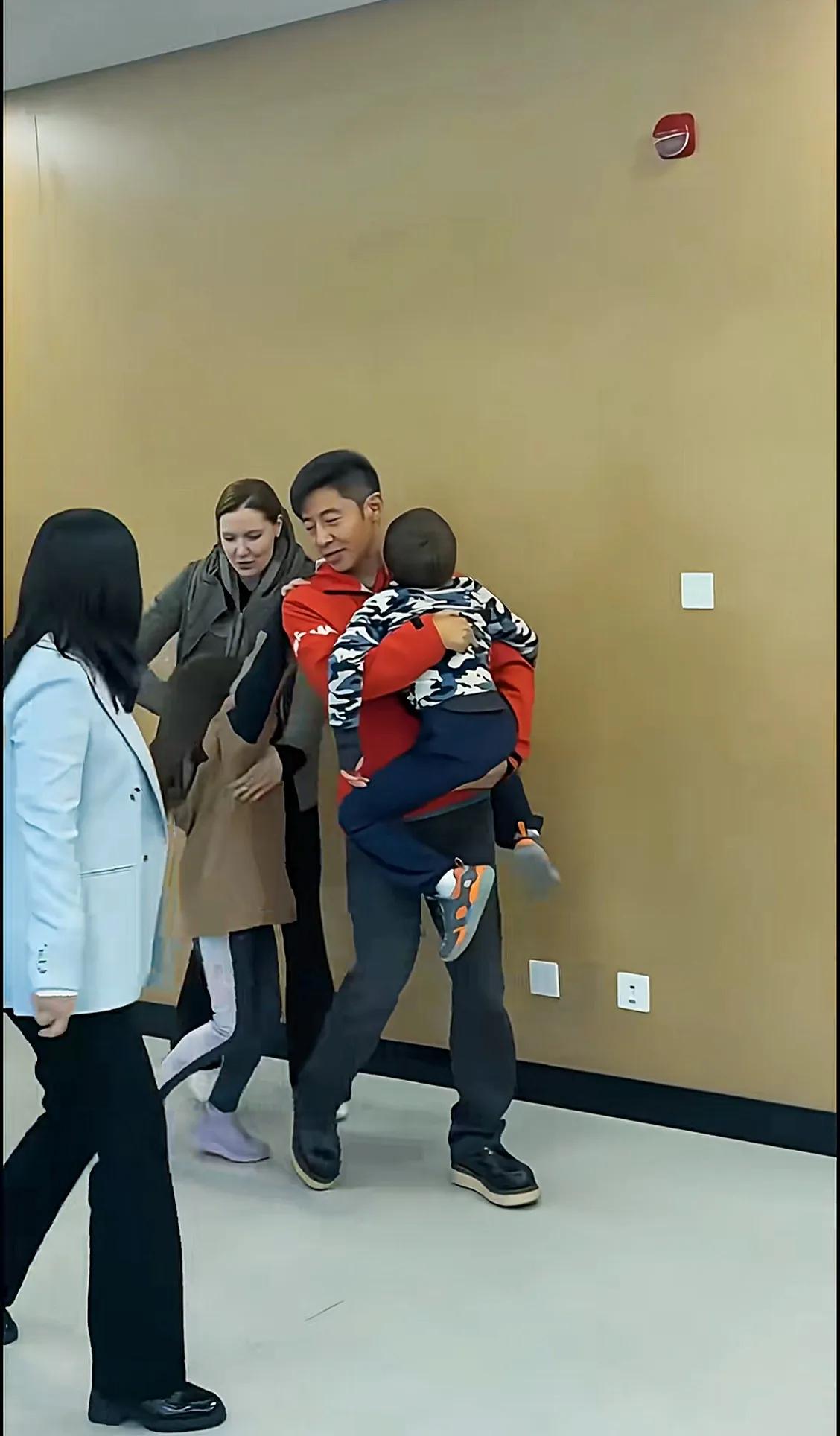 撒贝宁妻子李白的一头金发，悄悄变了……刷到撒贝宁带着全家回武汉过国庆的视频，一开