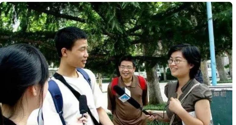 小时候韦东奕挺帅小伙，没看出有异样，穿着正常，与他父亲长的太像了。父亲一看就是憨