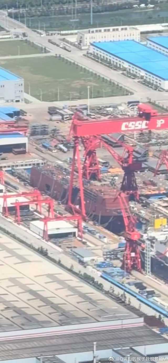 两栖攻击舰？？？军用滚装船？？？海警大型执法母舰？？？还是航母保障船？？？当然根据外形来看我更偏向于